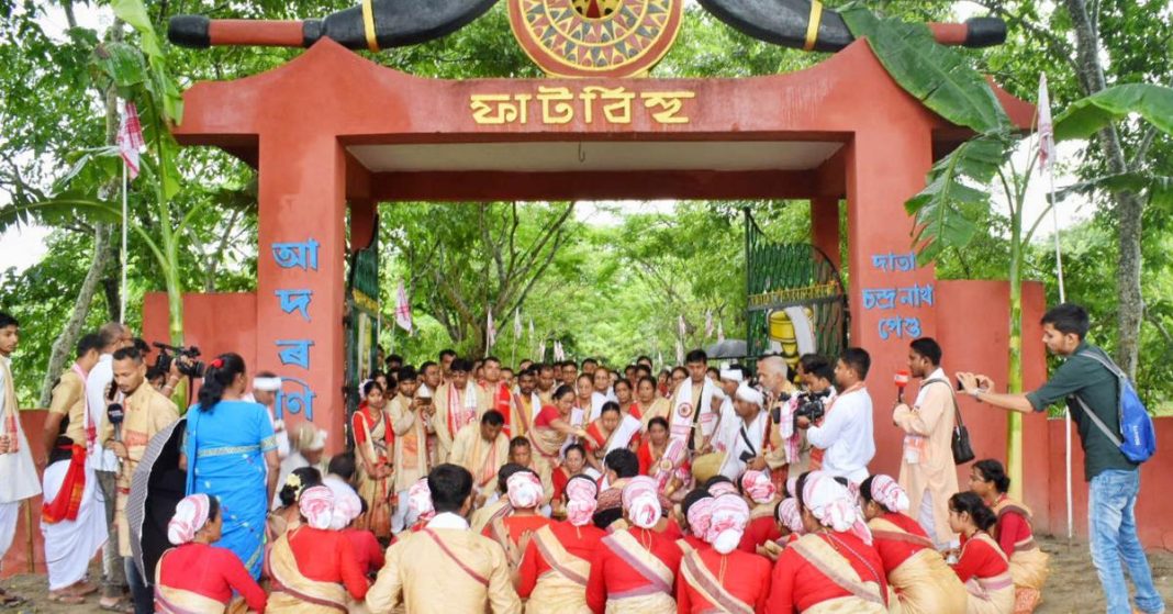 ফাটবিহু: বৰ অসমৰ সংস্কৃতিৰ নিভাজ বর্নিল চিত্রকলা 🖊️ ড° নন্দ সিং বৰকলা ফাটবিহু: বৰ অসমৰ সংস্কৃতিৰ নিভাজ বর্নিল চিত্রকলা 🖊️ ড° নন্দ সিং বৰকলা